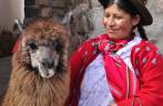 Uma chola e sua fotogênica lhama, em Cusco, no Peru